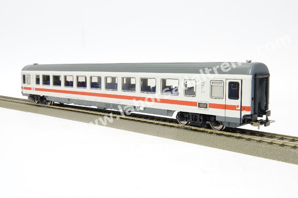 Carrozza passeggeri a scompartimenti DB AG tipo Bpmz 284 di 2° cl., livrea IC, logo DB AG, epoca VI
