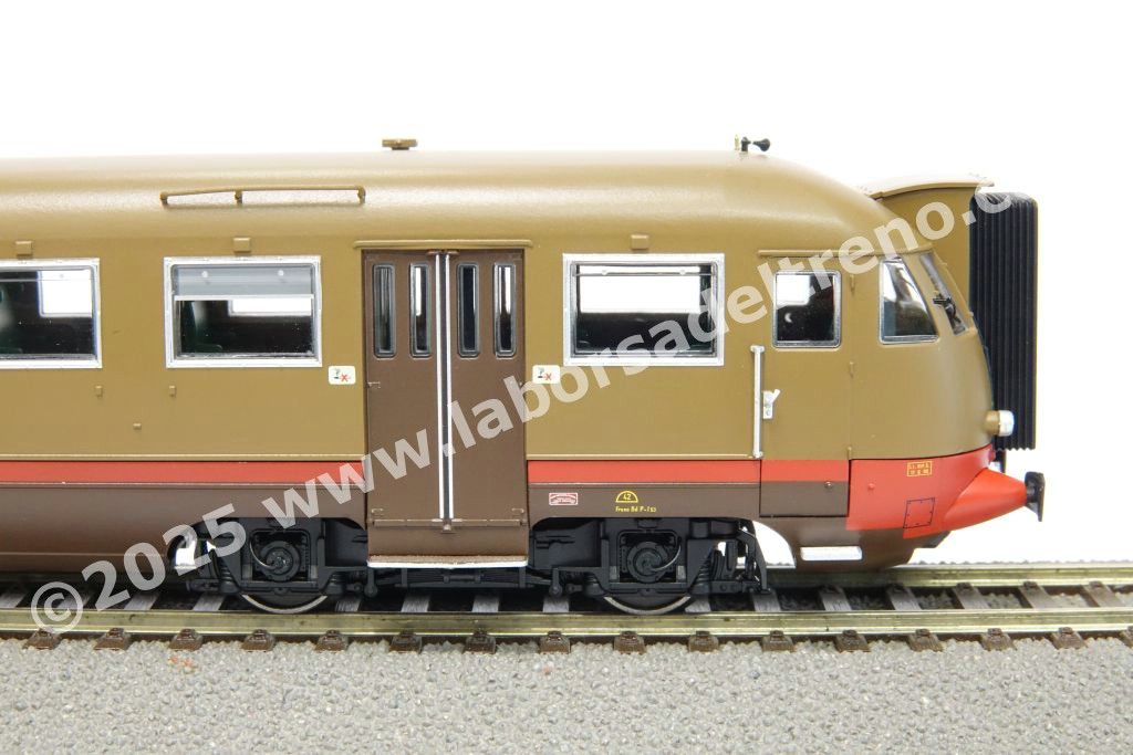 Rimorchiata FS Le 800.011 attrezzata con Ripetizione Segnali, livrea castano/isabella con fascia rossa, fanali moderni, ep. IV - Ill.ne interna