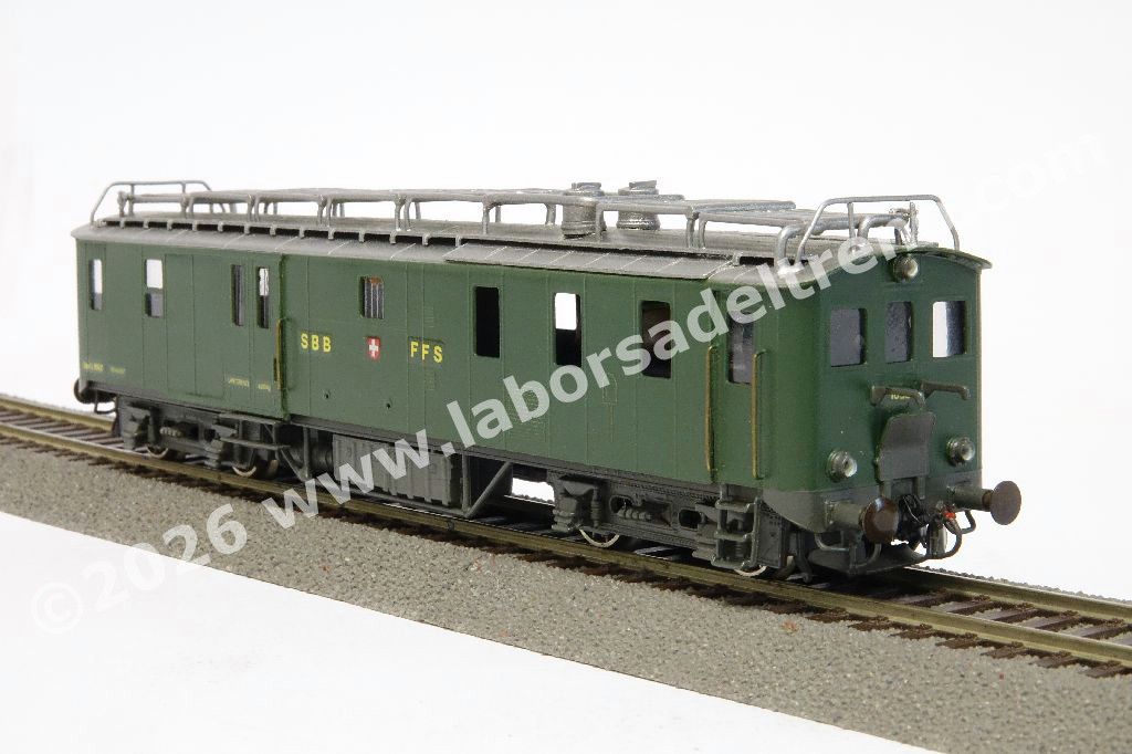 Automotrice diesel con comparto bagagli De 2/4 delle SBB, livrea verde con logo a scudo, ep. III