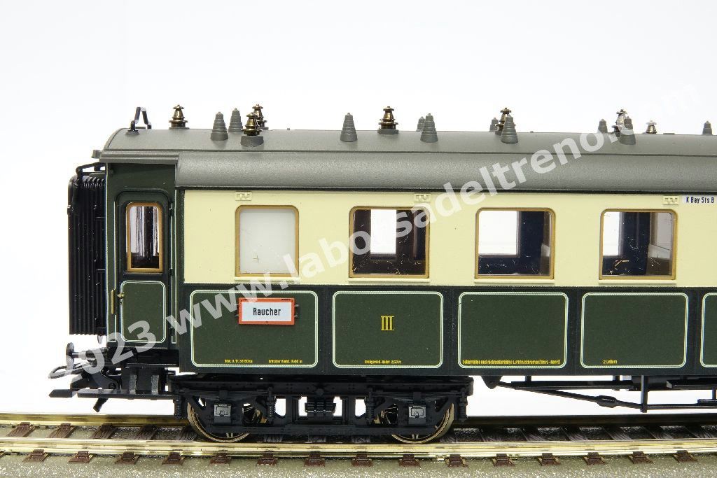 Convoglio 'Bavarian Express' delle K.Bay.Sts.B con vaporiera S 3/6 'Hochhaxige', tre carrozze di 3° cl., una mista di 1°/2° cl. E un bagagliaio in livrea crema/verde, epoca I - MFX Digital Sound