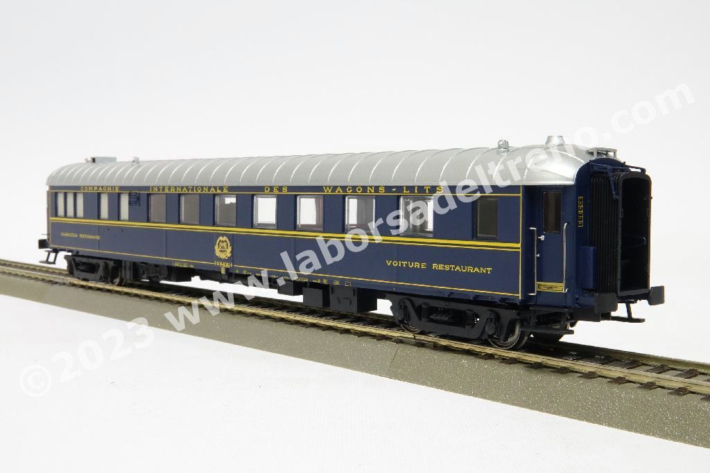 Carrozza ristorante CIWL tipo 1925R 'Pistoiesi', costruzione reggiane, affidata al parco FS, carrelli di origine PP, logo CIWL, livrea blu con tetto argento, epoca IV