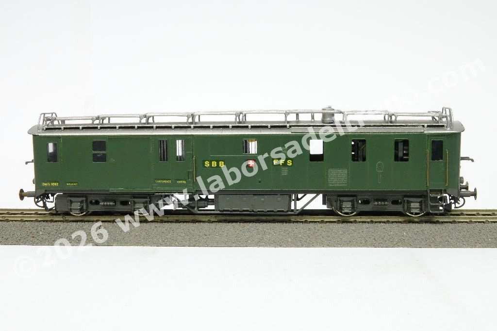 Automotrice diesel con comparto bagagli De 2/4 delle SBB, livrea verde con logo a scudo, ep. III