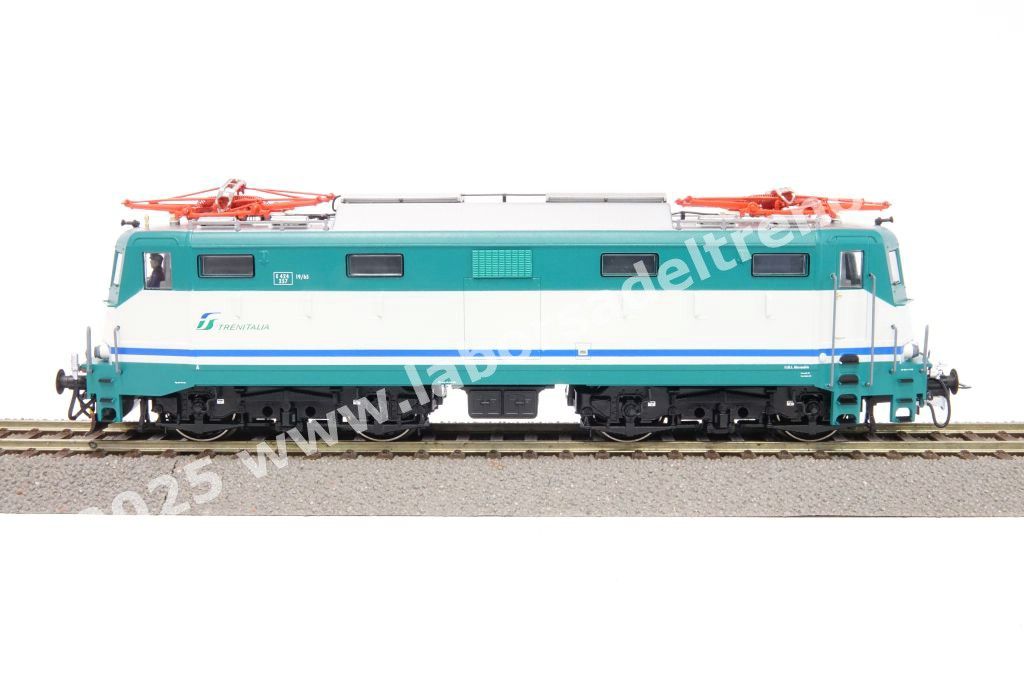Loco elettrica E 424 257 delle FS per servizi navetta, livrea XMPR, logo Trenitalia, ep. V