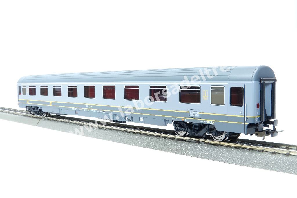 Set tre carrozze a scompartimenti FS tipo Eurofima, una 1° cl e due 2° cl., livrea bigrigio con filetti gialli, logo XMPR, epoca V