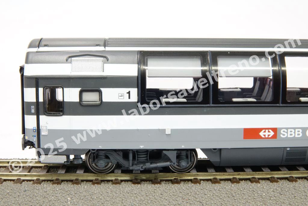 Set 1 'EC Ticino' delle SBB composto da una panoramica, una prima tipo Eurofima e due seconde tipo EC, livrea bigrigio con porte rosse, epoca V