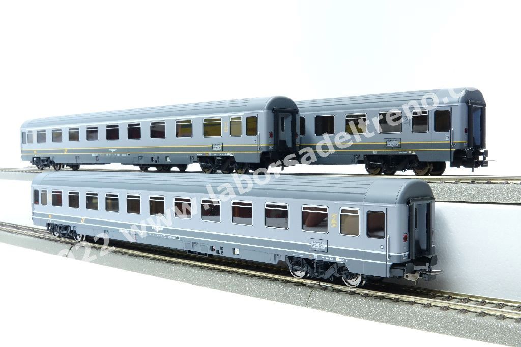 Set tre carrozze a scompartimenti FS tipo Eurofima, una 1° cl e due 2° cl., livrea bigrigio con filetti gialli, logo XMPR, epoca V