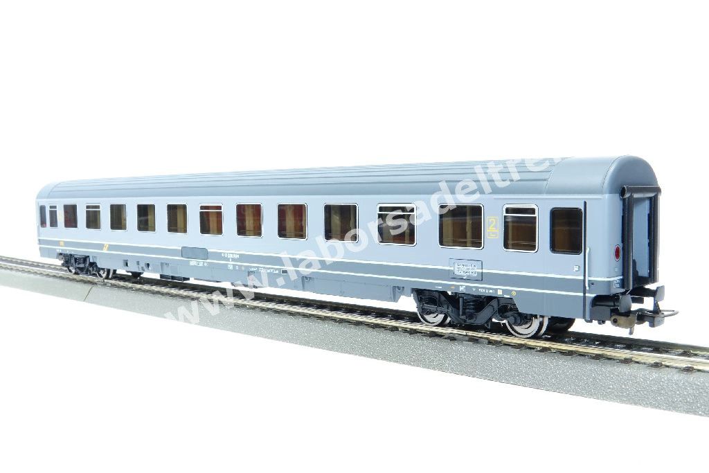 Set tre carrozze a scompartimenti FS tipo Eurofima, una 1° cl e due 2° cl., livrea bigrigio con filetti gialli, logo XMPR, epoca V