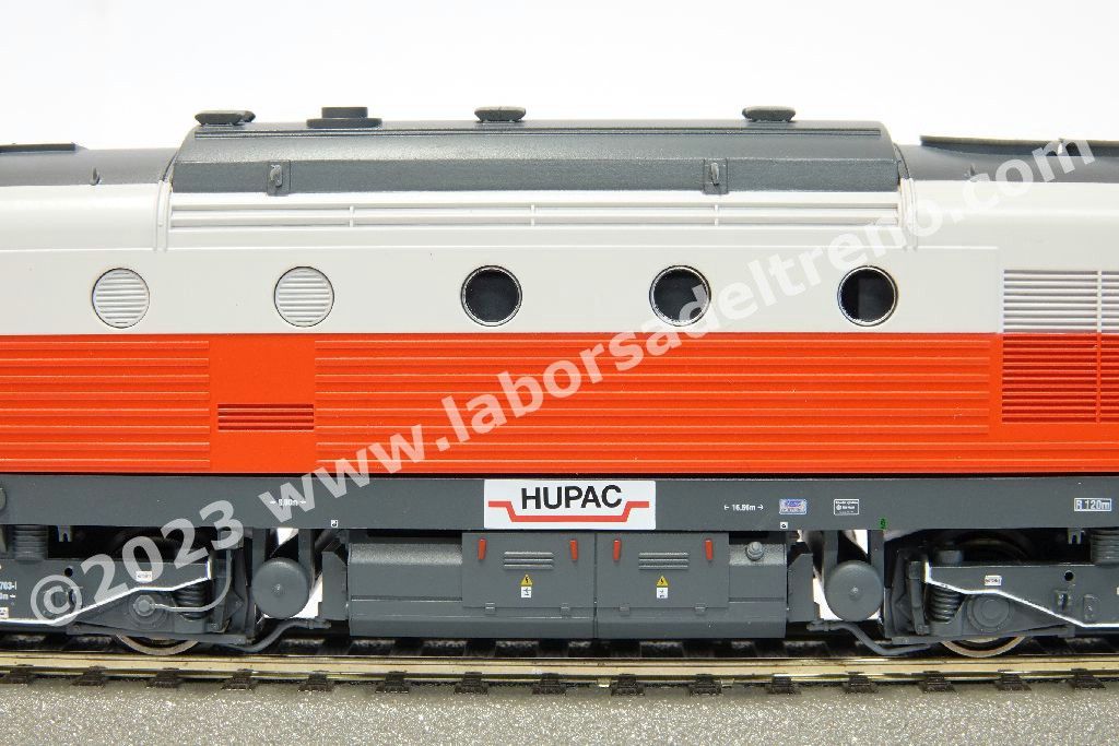 Locomotiva diesel pesante HUPAC D 753, livrea rosso/bianca telaio grigio scuro, epoca VI