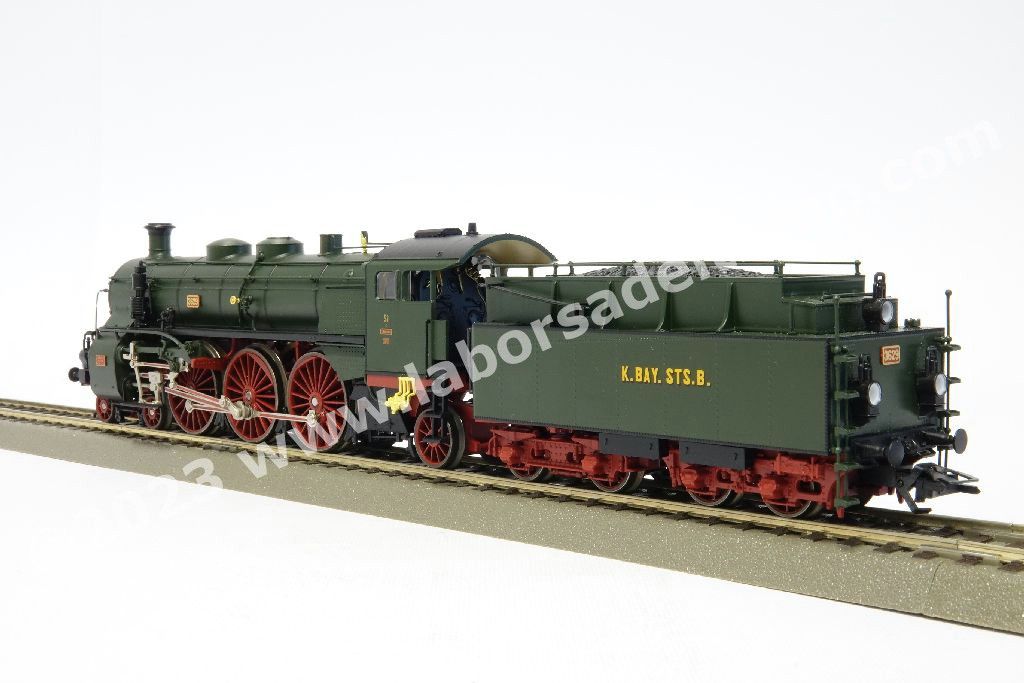 Convoglio 'Bavarian Express' delle K.Bay.Sts.B con vaporiera S 3/6 'Hochhaxige', tre carrozze di 3° cl., una mista di 1°/2° cl. E un bagagliaio in livrea crema/verde, epoca I - MFX Digital Sound