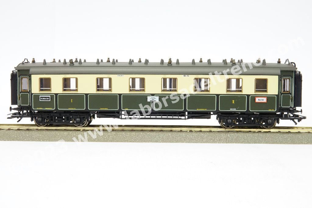 Convoglio 'Bavarian Express' delle K.Bay.Sts.B con vaporiera S 3/6 'Hochhaxige', tre carrozze di 3° cl., una mista di 1°/2° cl. E un bagagliaio in livrea crema/verde, epoca I - MFX Digital Sound