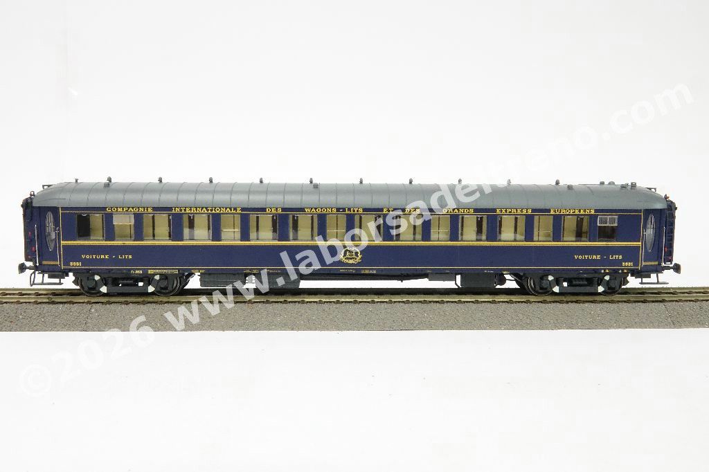 Carrozza letti CIWL tipo Lx 20, EIC, carrelli di origine, livrea blu tetto grigio, logo CIWL in rilievo, epoca III