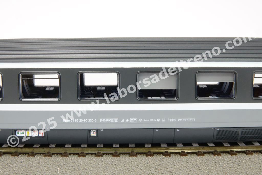 Set 1 'EC Ticino' delle SBB composto da una panoramica, una prima tipo Eurofima e due seconde tipo EC, livrea bigrigio con porte rosse, epoca V