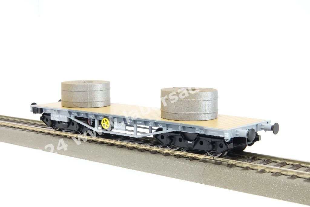 Set tre carri pianali a carrelli FS tipo R per trasporto rotoli di lamiere, uno con garitta, con carico di coils, livrea grigia, epoca IV