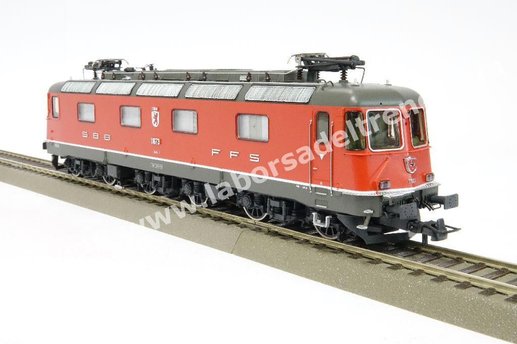Locomotiva elettrica SBB Re 6/6 11673 'Cham', fanali rettangolari con cliamtizzatore, livrea rossa, epoca V/VI