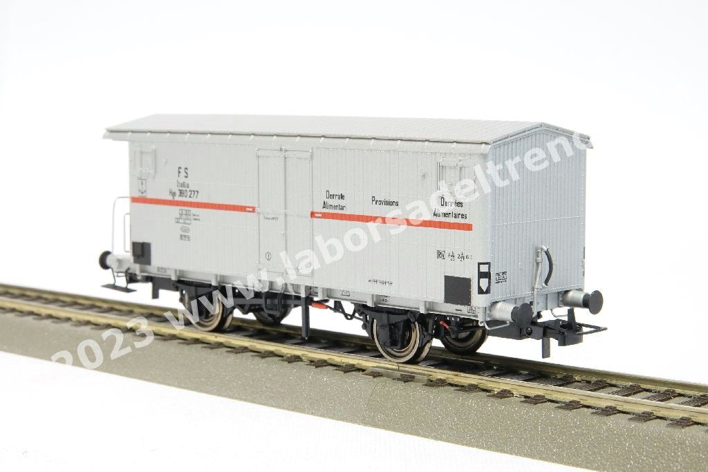 Set tre carri isotermici a due assi FS Italia tipo Hgb a sagoma Inglese (uno con garitta del frenatore), livrea inox con fascia rossa, epoca III