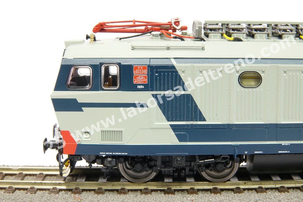 Locomotiva elettrica FS E 633 046 con pantografi Faveley, livrea di origine, grigio perla/blu orientale, logo TV, ep. IV/V