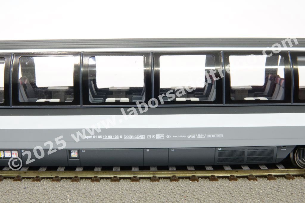 Set 1 'EC Ticino' delle SBB composto da una panoramica, una prima tipo Eurofima e due seconde tipo EC, livrea bigrigio con porte rosse, epoca V