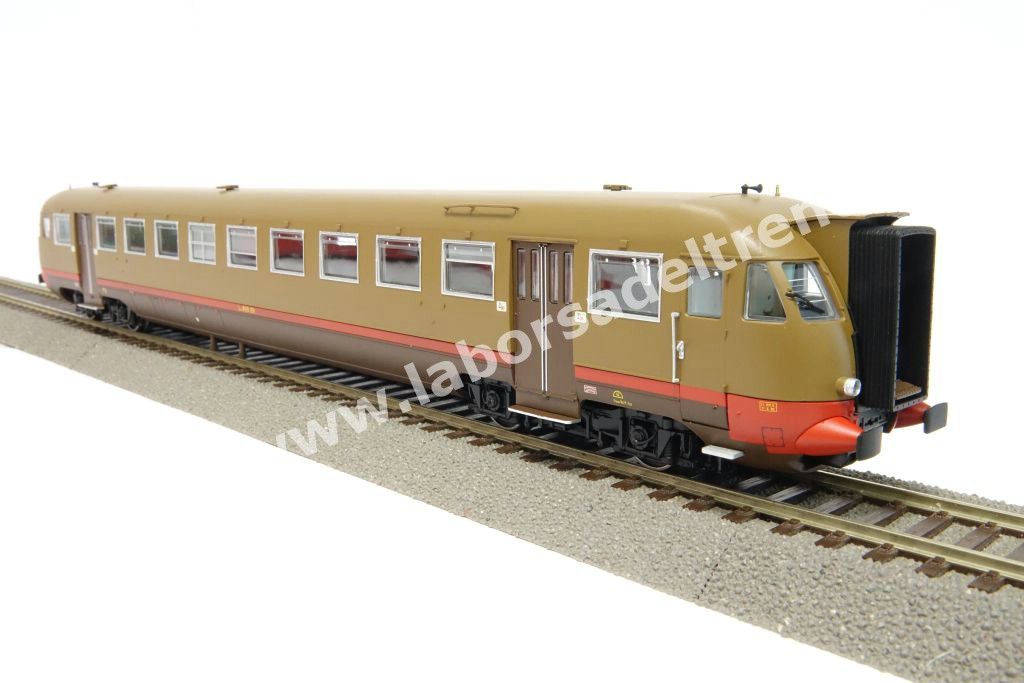 Rimorchiata FS Le 800.011 attrezzata con Ripetizione Segnali, livrea castano/isabella con fascia rossa, fanali moderni, ep. IV - Ill.ne interna