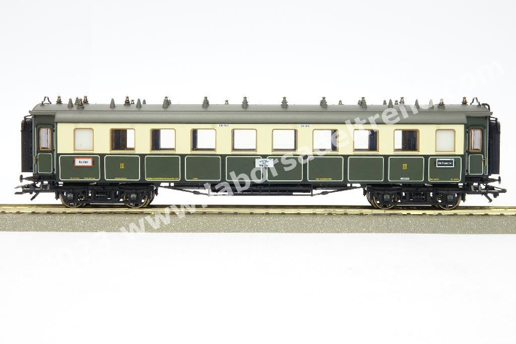 Convoglio 'Bavarian Express' delle K.Bay.Sts.B con vaporiera S 3/6 'Hochhaxige', tre carrozze di 3° cl., una mista di 1°/2° cl. E un bagagliaio in livrea crema/verde, epoca I - MFX Digital Sound