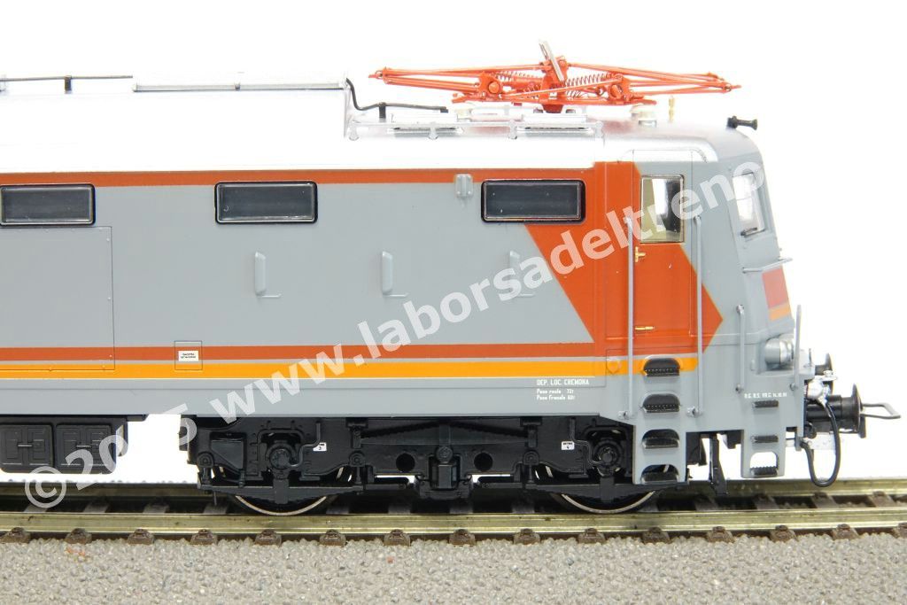Loco elettrica E 424 323 delle FS, livrea navetta MDVE, logo inclinato, ep. V