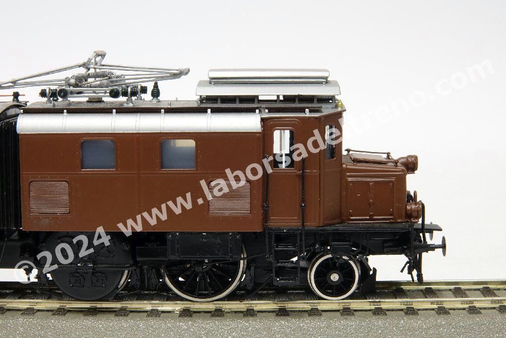 Locomotiva elettrica SBB Ae 4/8 11000, trasmissione Buchli e Tschanz, livrea marrone con telaio nero, epoca II/III