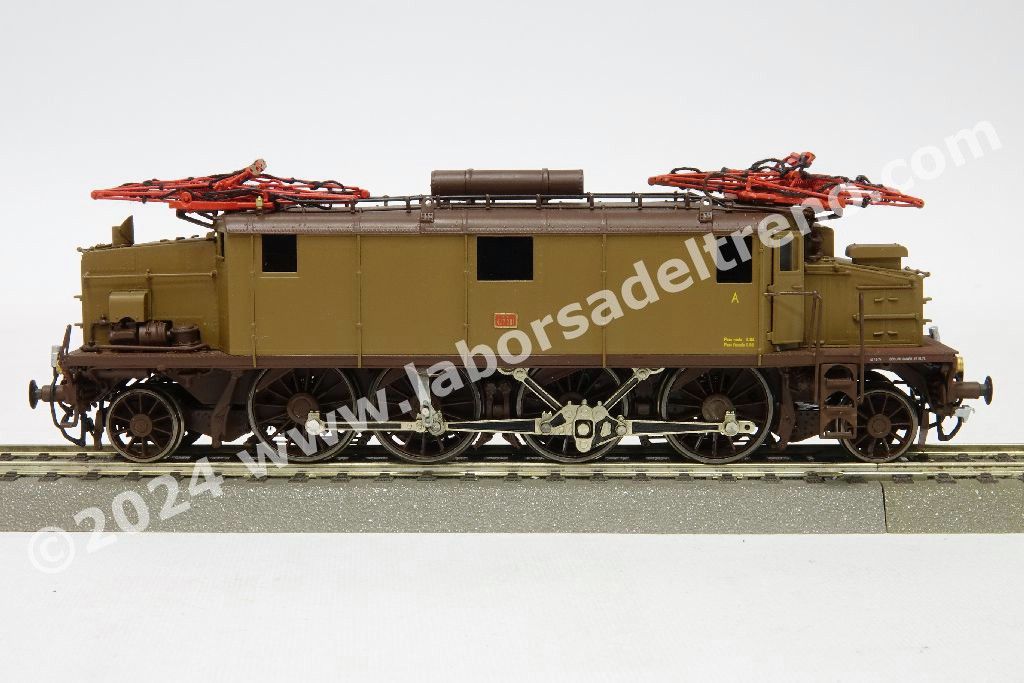 Locomotiva elettrica trifase FS E 432 001, livrea castano isabella, epoca III