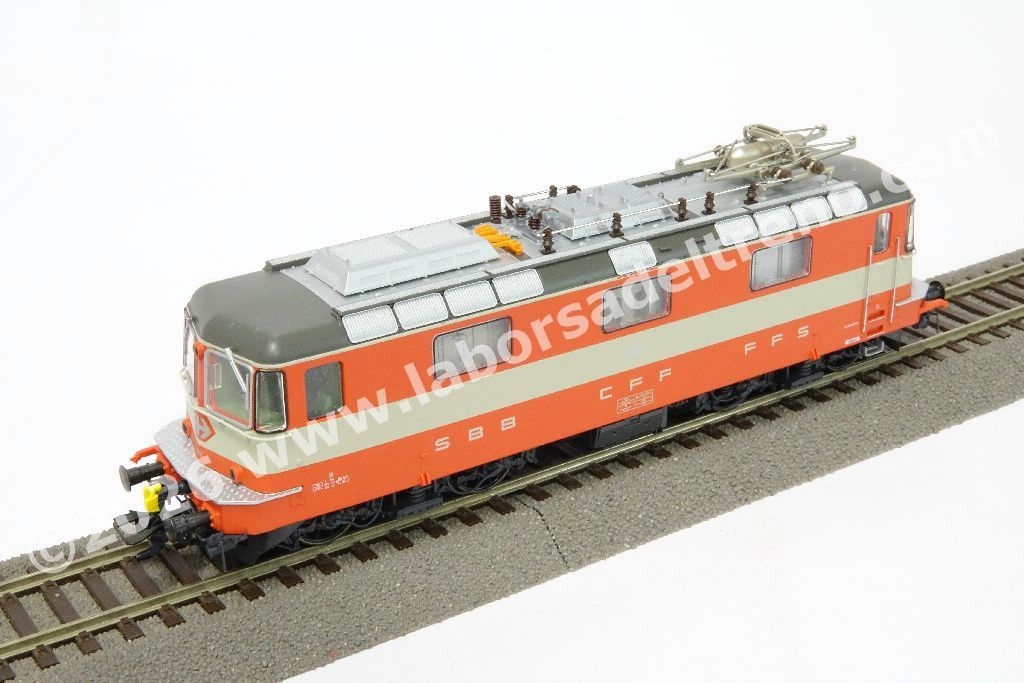 Locomotiva elettrica SBB Re 4/4 II 11141 monopantografo, pancone modificato con aggangio automatico, livrea Swiss Express arancio/crema, epoca IV - MFX Digital Sound
