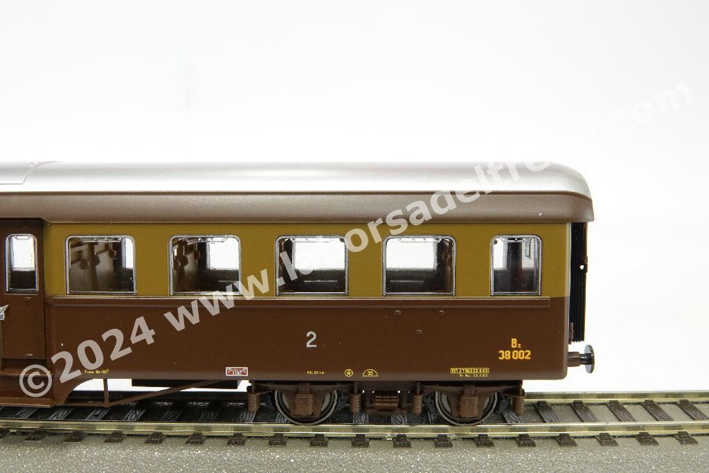 Set 'Treno Corbellini' delle FS Italia a tre elementi composto da un postale tipo UM 70000 e due 2° cl. tipo Corbellini, livrea castano/isabella, epoca III