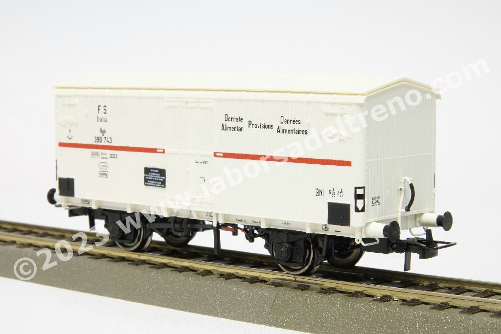 Set 3 carri refrigerati FS Italia tipo Hgb a sagoma Inglese, uno con garitta del frenatore, livrea bianca con fascia rossa, epoca III