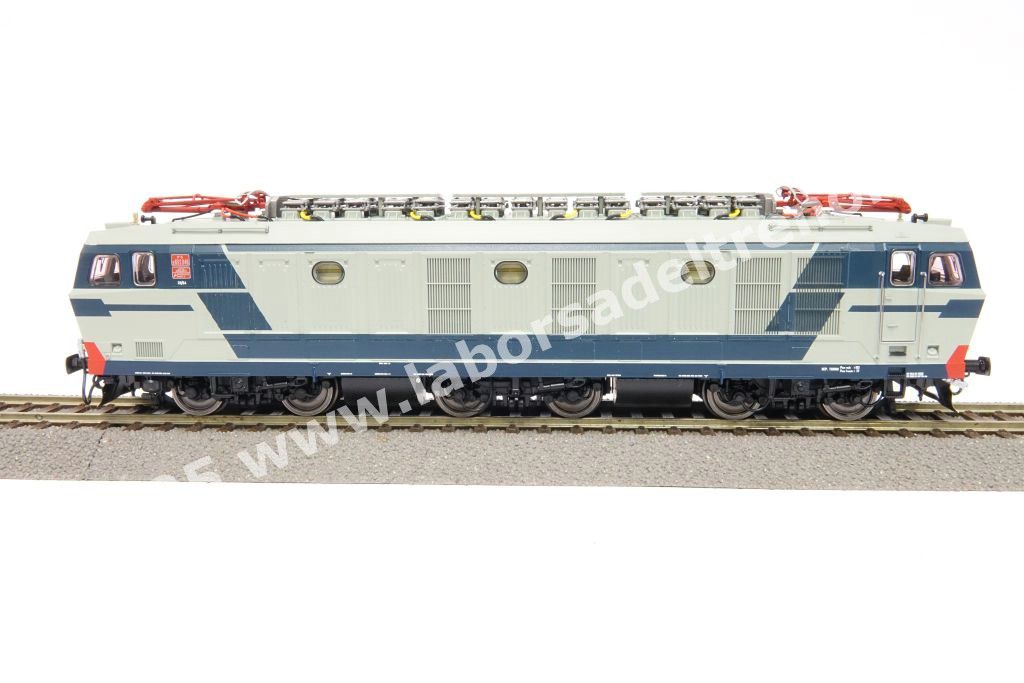 Locomotiva elettrica FS E 633 046 con pantografi Faveley, livrea di origine, grigio perla/blu orientale, logo TV, ep. IV/V