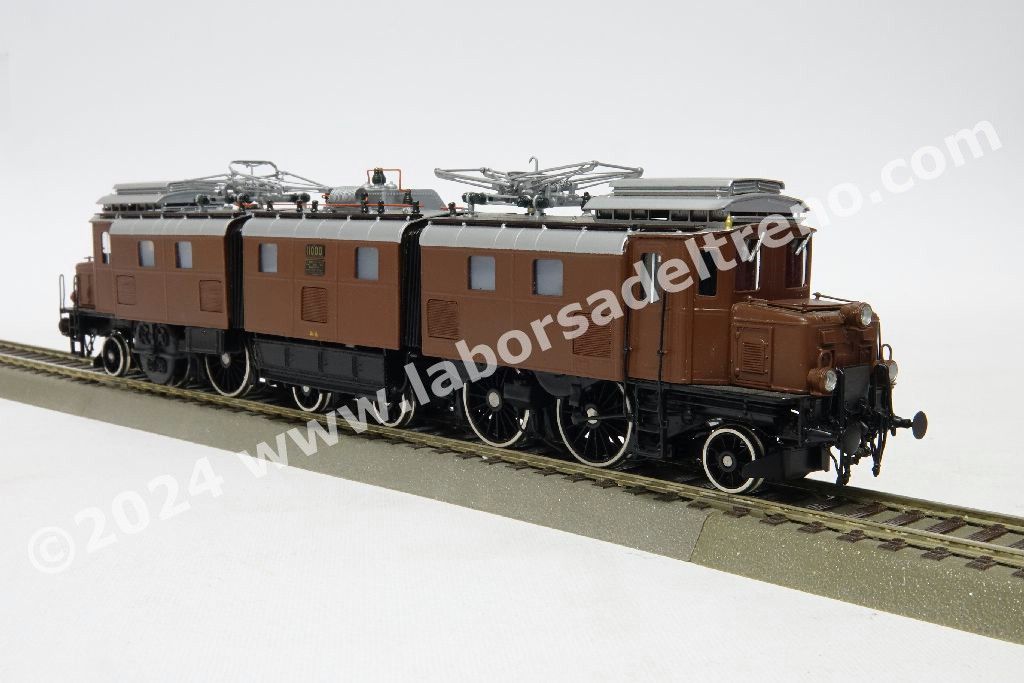 Locomotiva elettrica SBB Ae 4/8 11000, trasmissione Buchli e Tschanz, livrea marrone con telaio nero, epoca II/III
