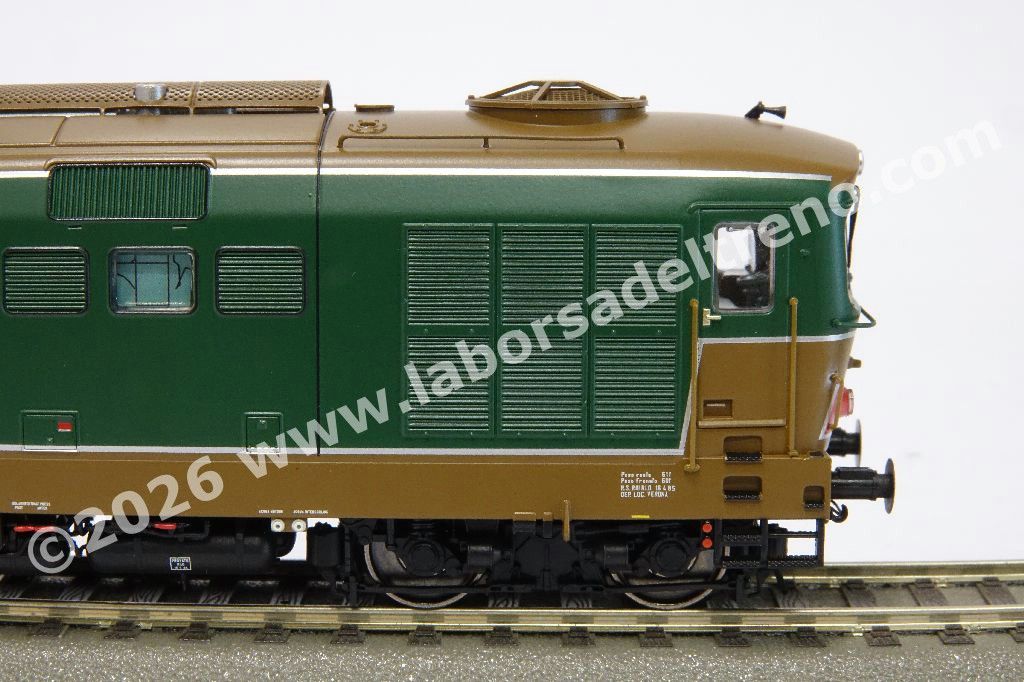 Locomotiva diesel FS D 345 1084 di 1° Serie, dep. Verona, vetri piani, livrea verde/isabella, epoca III/IV