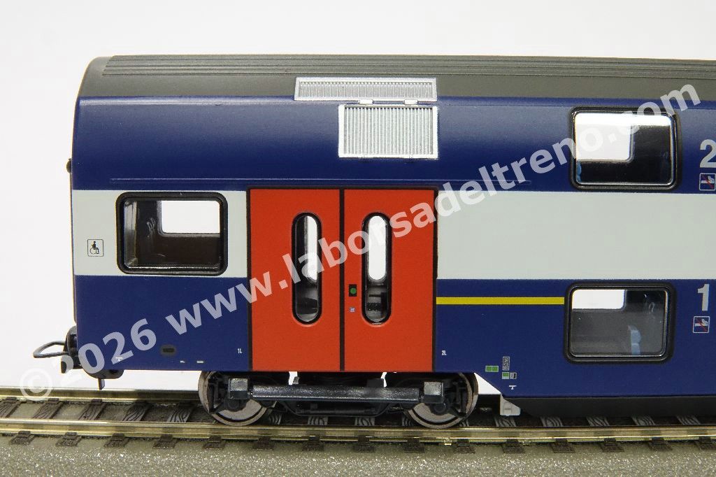 Set tre carrozze a due piani SBB S-Banh Zurich, due di 2° cl. di cui una pilota e una mista 1°/2° cl., livrea blu con porte rosse, epoca VI