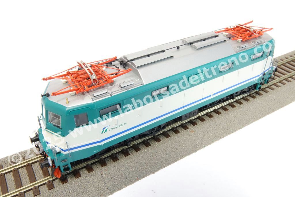 Loco elettrica E 424 257 delle FS per servizi navetta, livrea XMPR, logo Trenitalia, ep. V