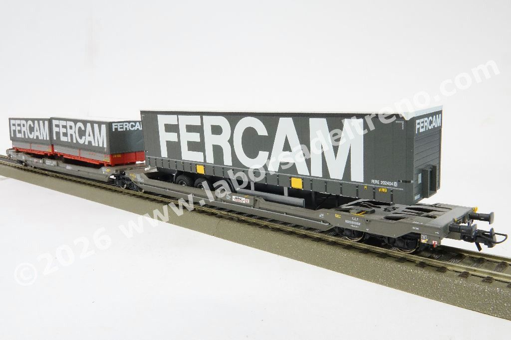 Carro intermodale bi-modulo SBB HUPAC tipo T3000e, telaio grigio scuro, caricato con due casse mobili e un semirimorchio 'Fercam', epoca VI
