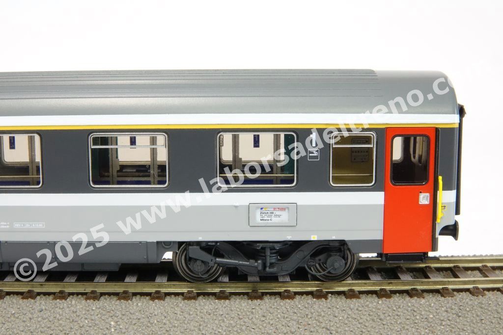 Set 1 'EC Ticino' delle SBB composto da una panoramica, una prima tipo Eurofima e due seconde tipo EC, livrea bigrigio con porte rosse, epoca V