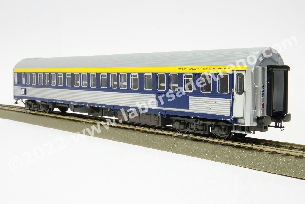 Carrozza letti AB 30 ex tipo P delle OBB, livrea inox/blu, targa blu senza logo TEN, logo OBB, ep. V