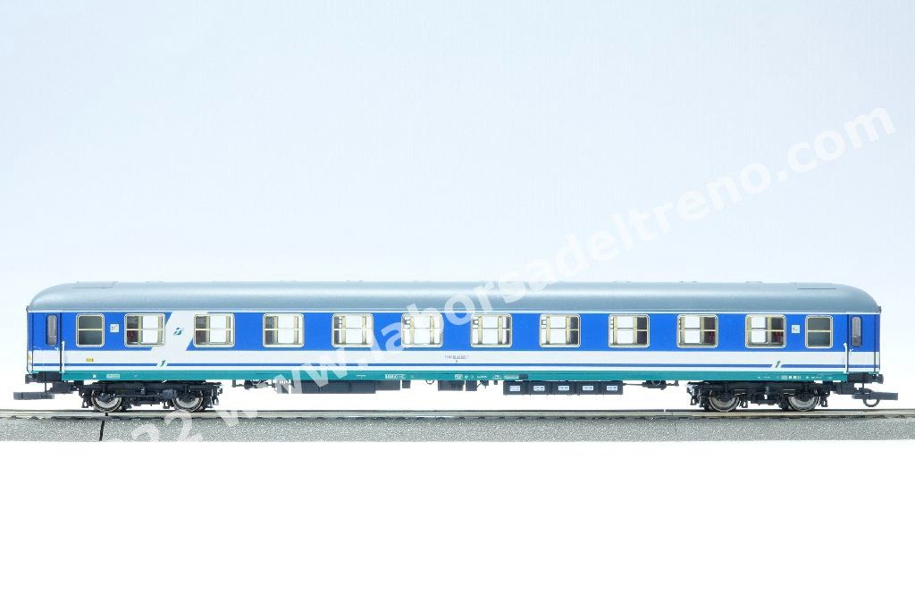 Carrozza tipo X di 1a cl. FS, livrea XMPR PAX con fascia blu sui finestrini, logo Trenitalia, carrelli MD50, ep. V