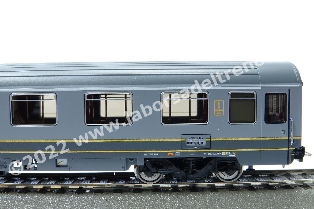 Set tre carrozze a scompartimenti FS tipo Eurofima, una 1° cl e due 2° cl., livrea bigrigio con filetti gialli, logo XMPR, epoca V