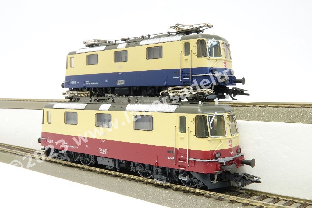 Coppia locomotive elettriche SBB IRSI 'International Rolling Stock Investment GmbH) Re 421 abilitate a circolare in Svizzera e Germania, una in livrea 'TEE' rosso/crema e una in livrea 'Rheingold' blu/crema, epoca VI - MFX Digital Sound