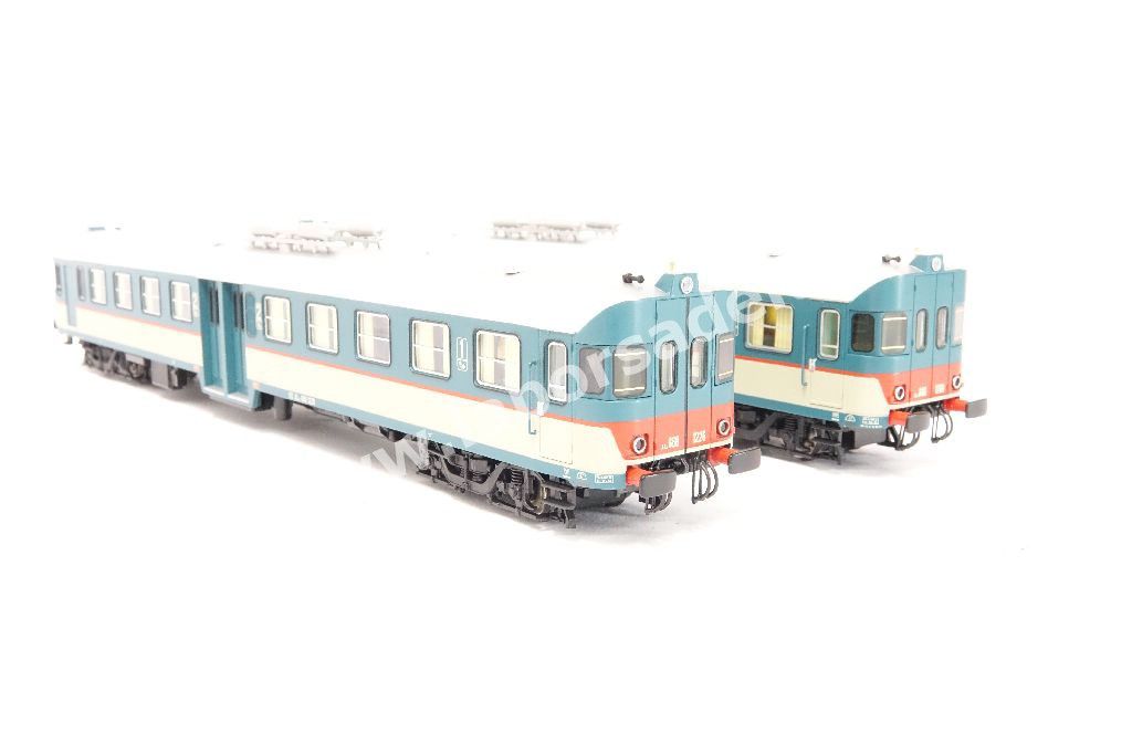 Coppia automotrice FS ALn 668 Serie 1200 con doppia porta centrale, vetri piani, marmitte sul tetto, livrea di origine, epoca IV
