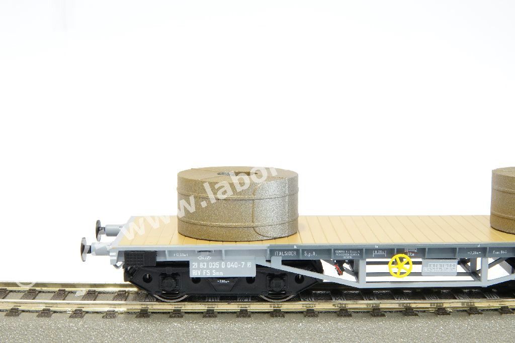 Set tre carri pianali a carrelli FS tipo R per trasporto rotoli di lamiere, uno con garitta, con carico di coils, livrea grigia, epoca IV