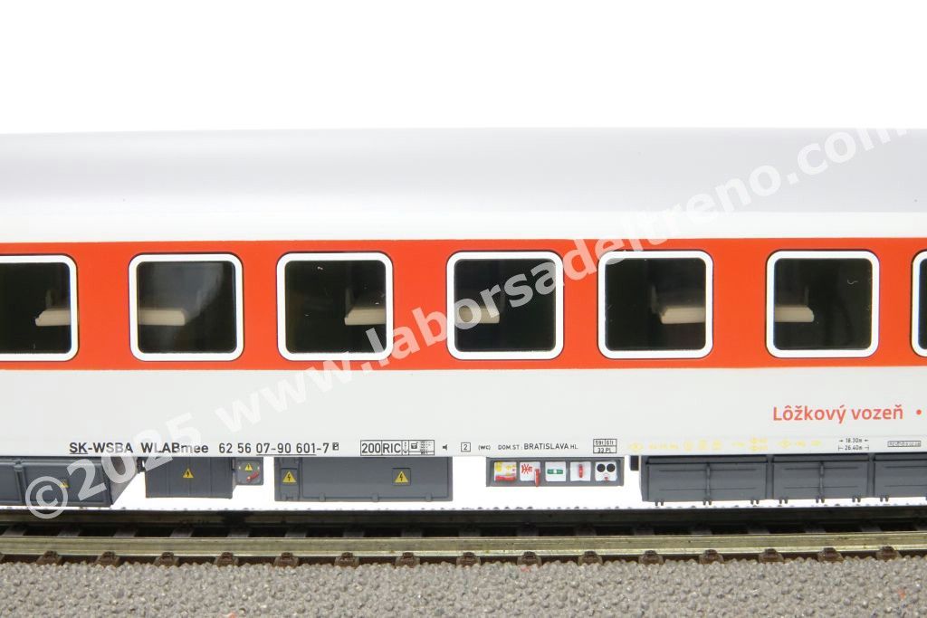 Carrozza letti tipo WLABmee della compagnia slovacca Wagon Service, livrea rosso/grigio, ep. VI