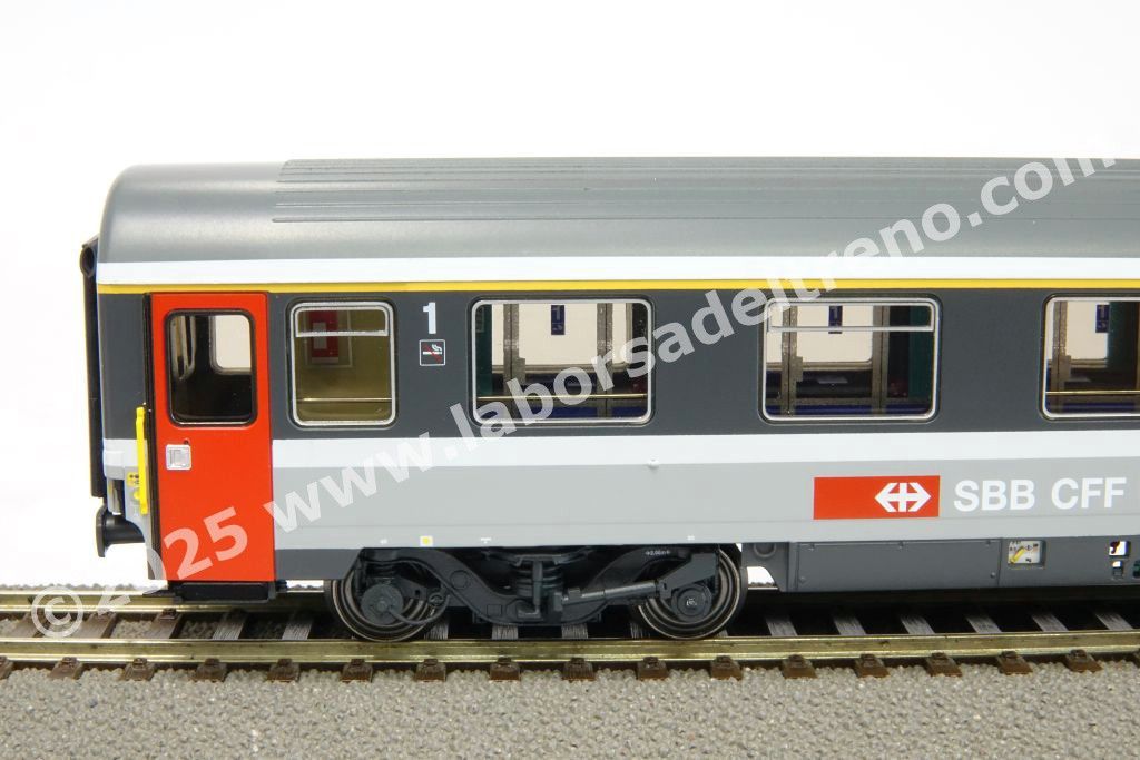 Set 1 'EC Ticino' delle SBB composto da una panoramica, una prima tipo Eurofima e due seconde tipo EC, livrea bigrigio con porte rosse, epoca V