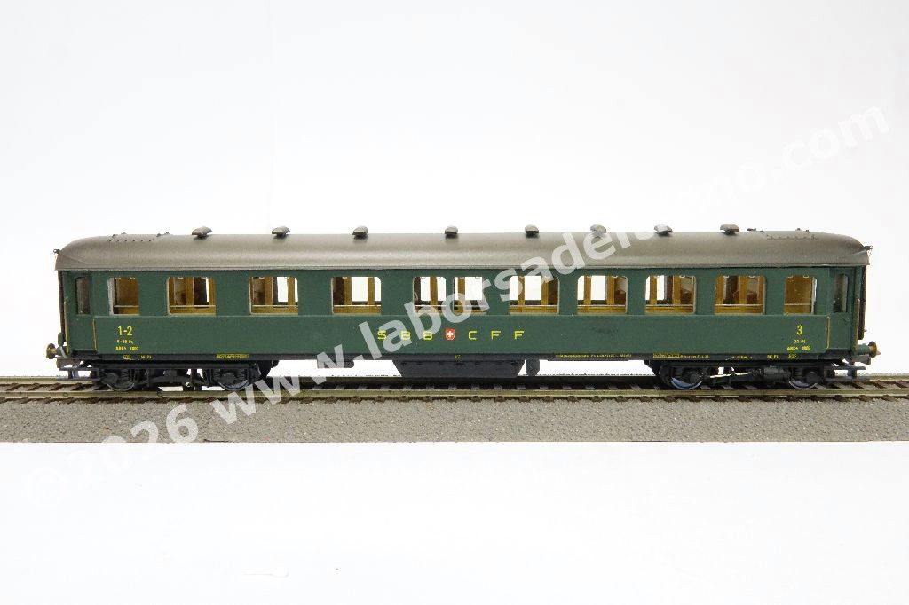 Carrozza a carrelli tipo Stahlwagen di 1a/2a/3a cl. SBB, livrea verde, logo a scudo, ep. III - Ill.ne interna con sistema CA