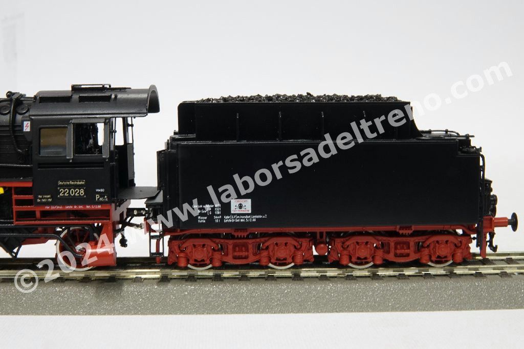 Locomotiva a vapore DR Br 22 028 Reko, tender a carbone, parafumi Witte, epoca III