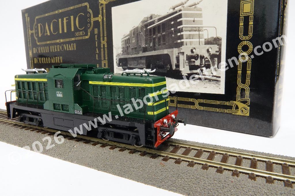 Loco diesel pesante Ne 120 Truman delle FS, livrea verde con fregi gialli, marmitte sugli avancorpi, ep. III - Modello in ottone montato e verniciato