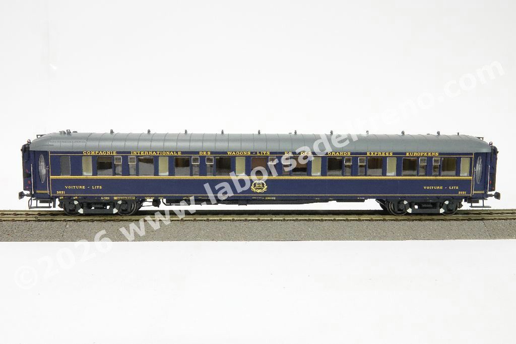 Carrozza letti CIWL tipo Lx 20, EIC, carrelli di origine, livrea blu tetto grigio, logo CIWL in rilievo, epoca III
