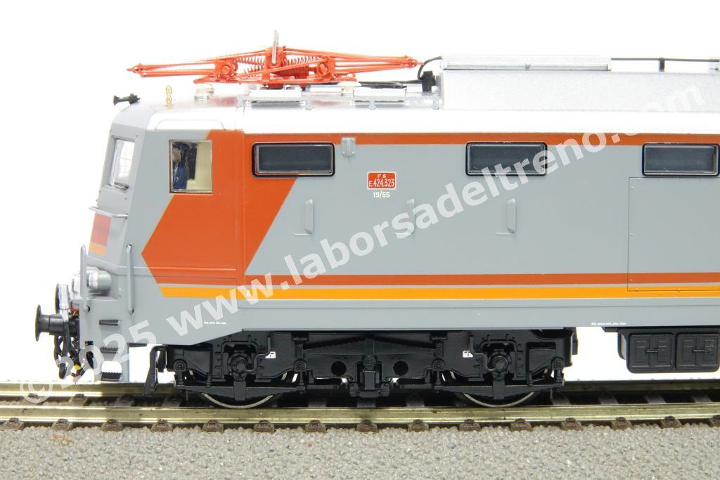 Loco elettrica E 424 323 delle FS, livrea navetta MDVE, logo inclinato, ep. V