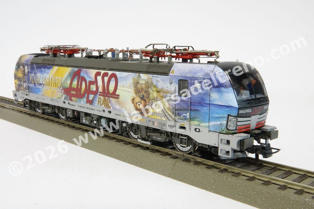 Locomotiva elettrica DB AG RailPool Br 193 128 'Vectron' con abilitazione D-A-CH-I-NL, livrea speciale 'Adesso Rail', epoca VI